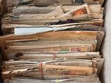 une grande boîte remplie de vieux journaux et d'autres papiers