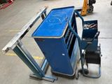 un chariot bleu chargé d'outils dans un entrepôt