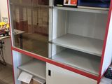 une armoire rouge et blanche dans un coin de la pièce