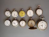 de nombreux modèles différents de montres de poche exposés sur la table