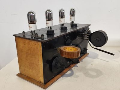 une radio à l'ancienne posée sur une table