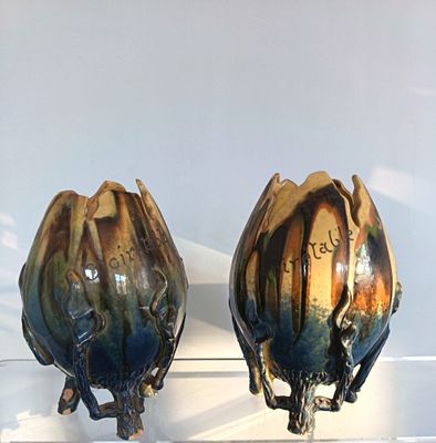 ANONYME SAVOIE-HAUTE SAVOIE Deux vases tripodes en céramique…