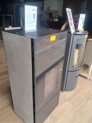 deux réfrigérateurs exposés dans un magasin