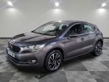 la voiture grise est garée sur le sol en damier d'un garage