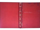 un vieux livre à la couverture rouge et à la bordure dorée