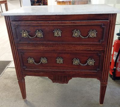 une commode en marbre exposée dans un magasin