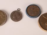 quatre types de pièces différents sont présentés sur une surface blanche