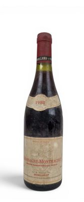 une bouteille de vin posée sur une table