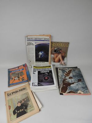 un grand nombre de livres posés sur une table blanche