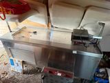une photo d'une cuisine installée sous une tente
