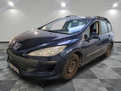la photo d'une voiture bleue garée dans un garage