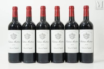 six bouteilles de vin rouge sont alignées