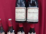 plusieurs bouteilles de vin sont alignées sur une table