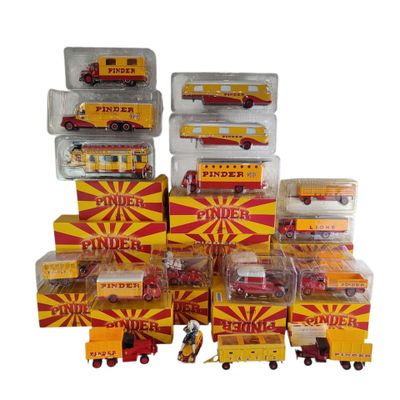 beaucoup de camions miniatures empilés les uns sur les autres