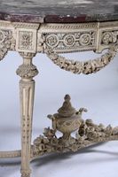 Console en bois sculpté, mouluré et laqué de forme demi-lune… (photo 2)