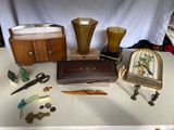 une table sur laquelle se trouvent divers objets, notamment une horloge, des vases et d'autres objets