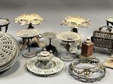 un grand nombre d'objets en argent posés sur une table