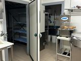 une image d'une cuisine commerciale avec des appareils en acier inoxydable