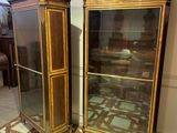 une paire de vitrines anciennes à portes vitrées dans une pièce