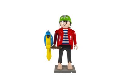 une figurine représentant un homme avec un skateboard et un perroquet
