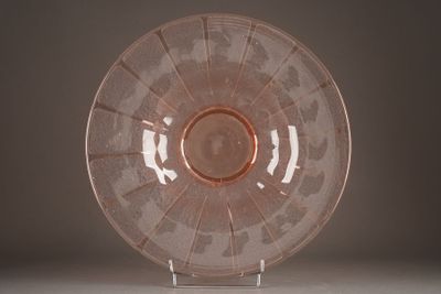 une plaque de verre sur laquelle est représenté un motif circulaire