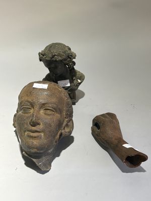 une petite statue représentant un homme et une petite statue représentant un homme