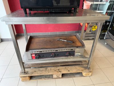 une photo d'un four professionnel posé sur une palette
