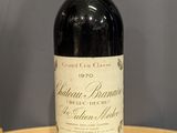 une bouteille de vin rouge posée sur une table en bois