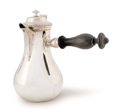 une cafetière en argent avec une poignée noire sur fond blanc