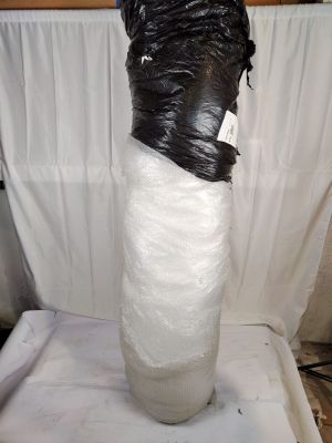 un grand morceau de plastique enroulé autour d'un grand vase