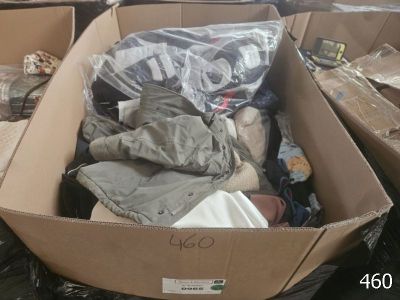 une boîte en carton remplie de vêtements et d'autres objets