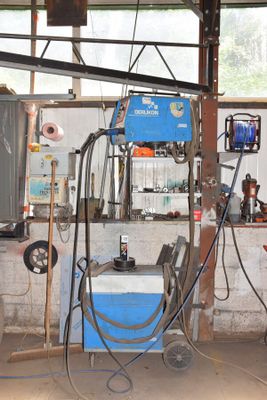 un homme travaillant sur une machine dans un garage