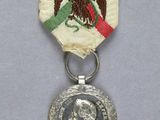 une image représentant une médaille d'argent entourée d'un ruban rouge et vert