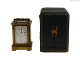 une petite horloge posée à côté d'une petite boîte noire