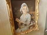 une photo d'une femme assise sur une chaise avec un livre