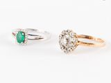 deux bagues ornées de diamants et d'émeraudes sur fond blanc
