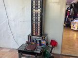 une machine qui se trouve dans le coin d'une pièce