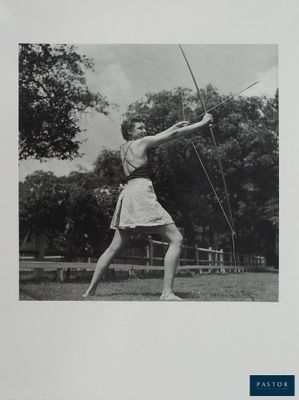 photographie en noir et blanc d'une femme tenant un arc et une flèche