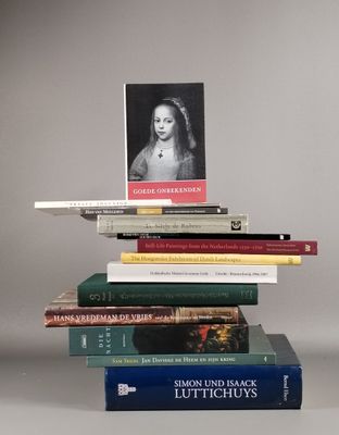 des livres empilés les uns sur les autres, avec la photo d'une femme posée dessus