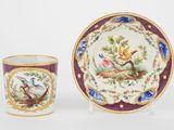 deux tasses et une soucoupe ornées d'oiseaux et de fleurs