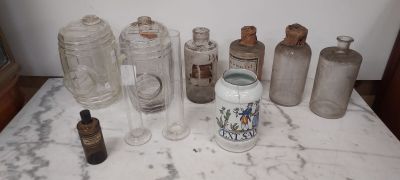 de nombreuses bouteilles en verre et autres bouteilles sur la table