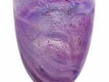un gros plan sur un verre violet recouvert de gouttelettes d'eau