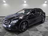un SUV Mercedes GLA noir garé sur un sol à damier