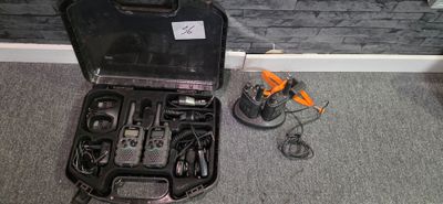 une trousse à outils posée par terre près d'un mur