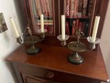 deux bougies posées sur une table