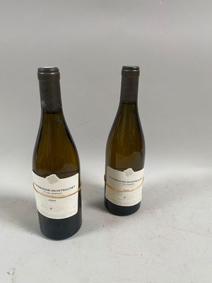 deux bouteilles de vin posées l'une à côté de l'autre sur une table