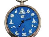 une montre de poche avec un cadran bleu sur lequel figure un cadran d'horloge