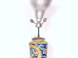 un vase en argent orné d'un motif bleu et jaune