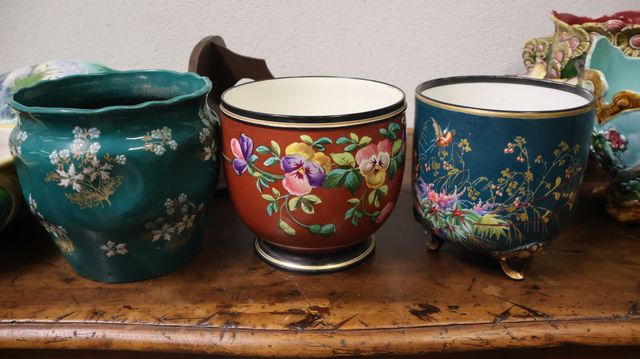 Trois cache-pots dont deux style Napoléon (1recollé) en porcelain...
