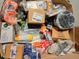 une boîte en carton remplie d'objets hétéroclites sur le sol